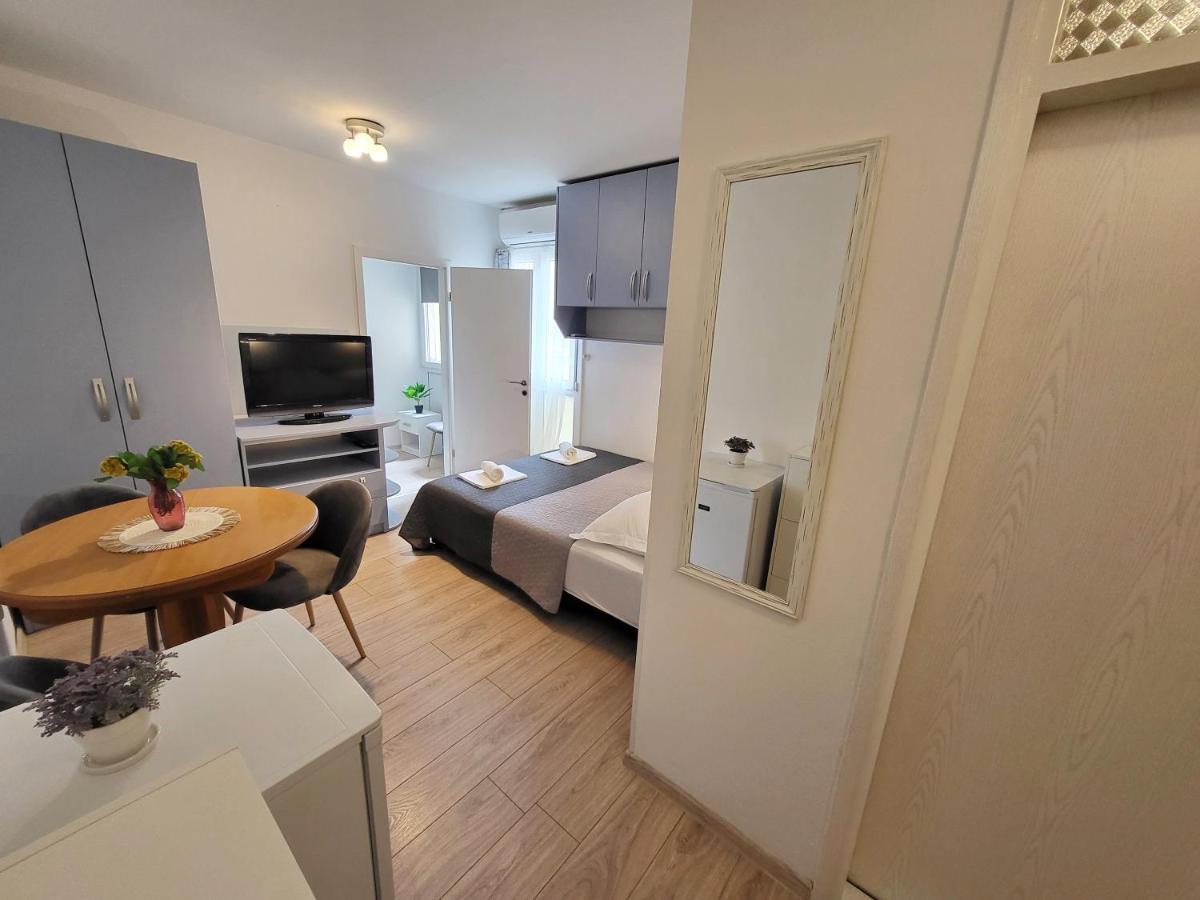 Mali Apartman U Centru Makarska Exterior foto